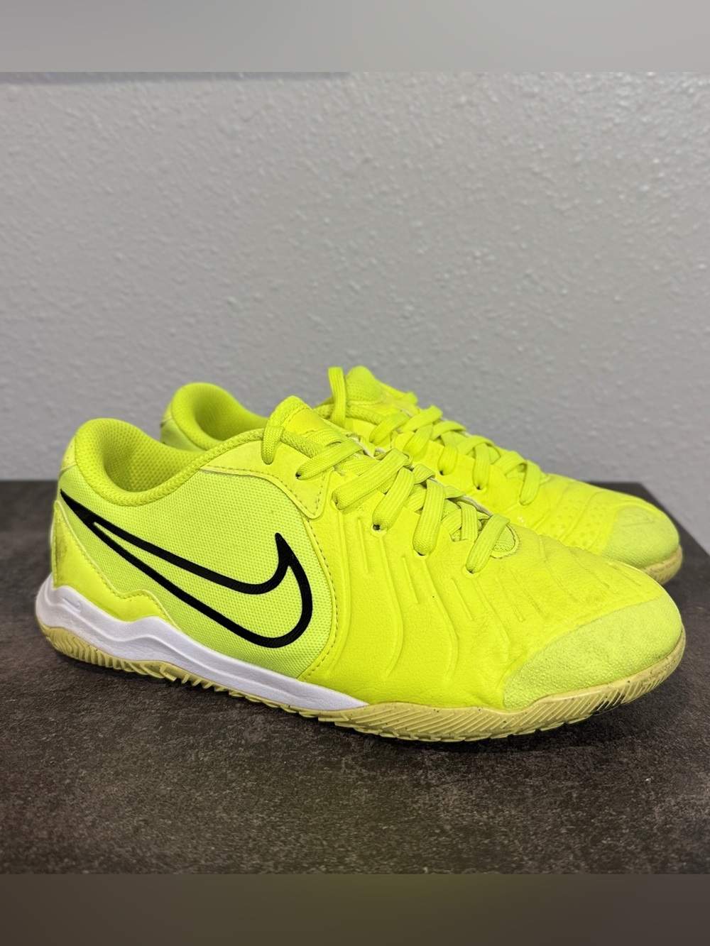 Nike Kids' Jr. Tempo Legend 10 size 5.5 Youth Indoor Soccer Shoes